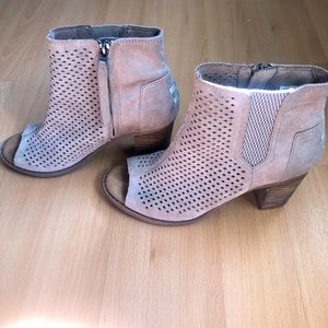 Toms Nude Beige Mesh Lasercut Heeled Peep toe heeled boots size 7.5